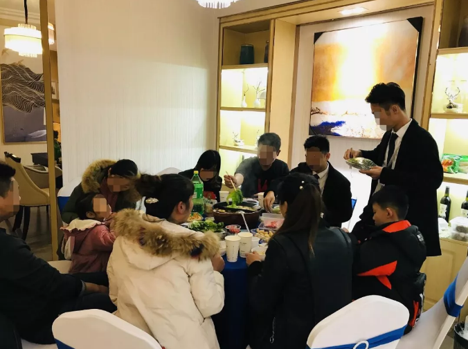暖冬火鍋宴熱辣開席，老友變新鄰，理想開涮！